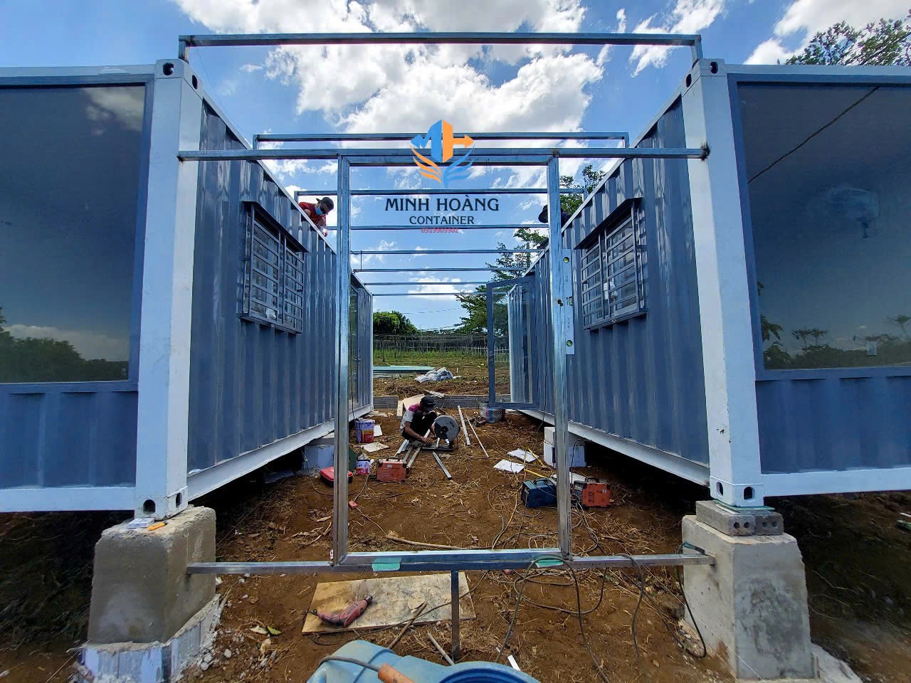 Hai văn phòng container 20 feet khung kính